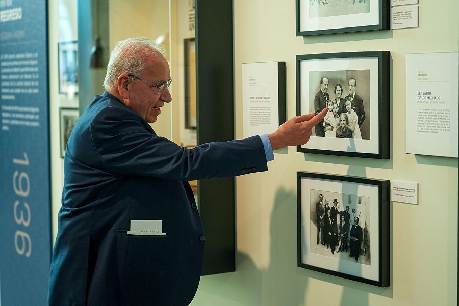 El comisario de la exposición, Alfonso Guerra, en la inauguración