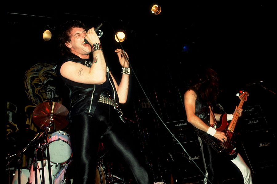 Los miembros de Iron Maiden, Paul Di'Anno y Steve Harris, actuando en Illionis, en Estados Unidos, en 1981