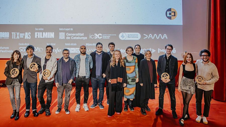 Foto de familia de los premiados en el Serielizados Fest