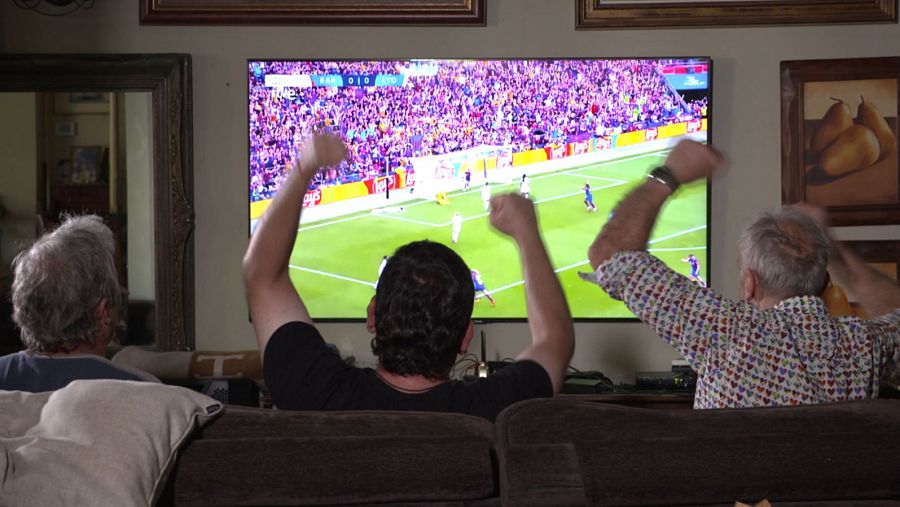 Un grupo de hombres viendo un partido de fútbol