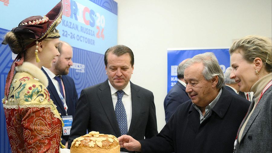 El Secretario General de la ONU, Antonio Guterres, llega al aeropuerto de Kazán para asistir a la cumbre de los BRICS. Guterres llega a Kazán para asistir a la cumbre de los BRICS y reunirse con Putin.