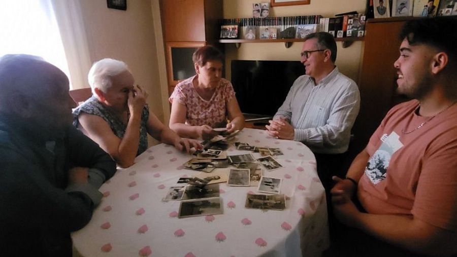 La familia del soldado republicano Jesús Fraile Sacristán viendo fotos antiguas.