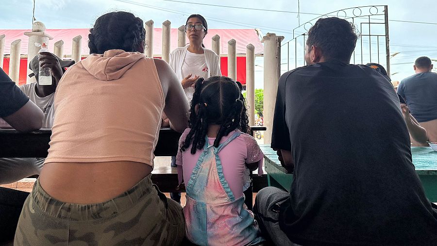 Familias enteras llegan a México tras cruzar la selva, en el inicio de una nueva etapa en su camino migratorio hacia Estados Unidos.