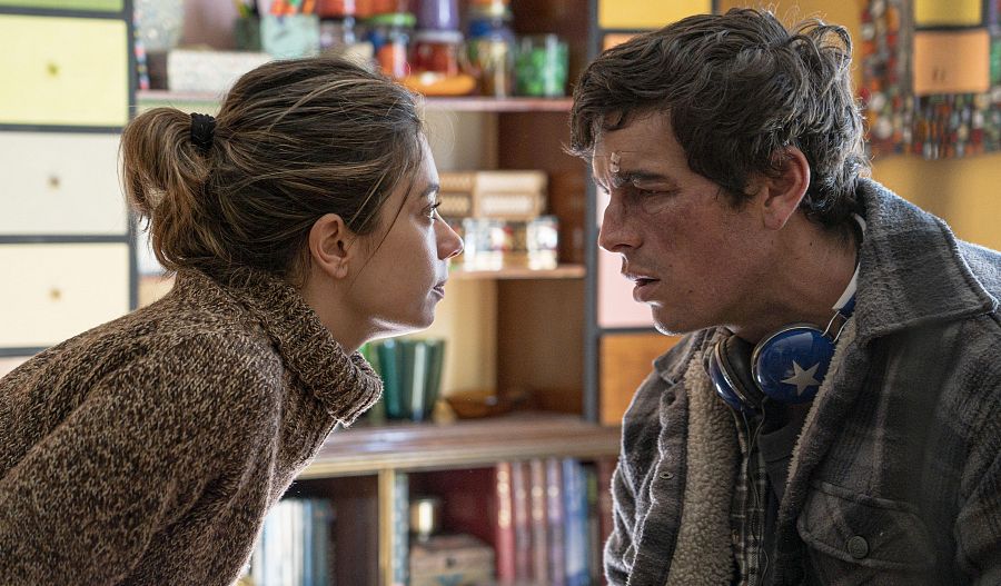 Mario Casas y Anna Castillo en 'Escape'