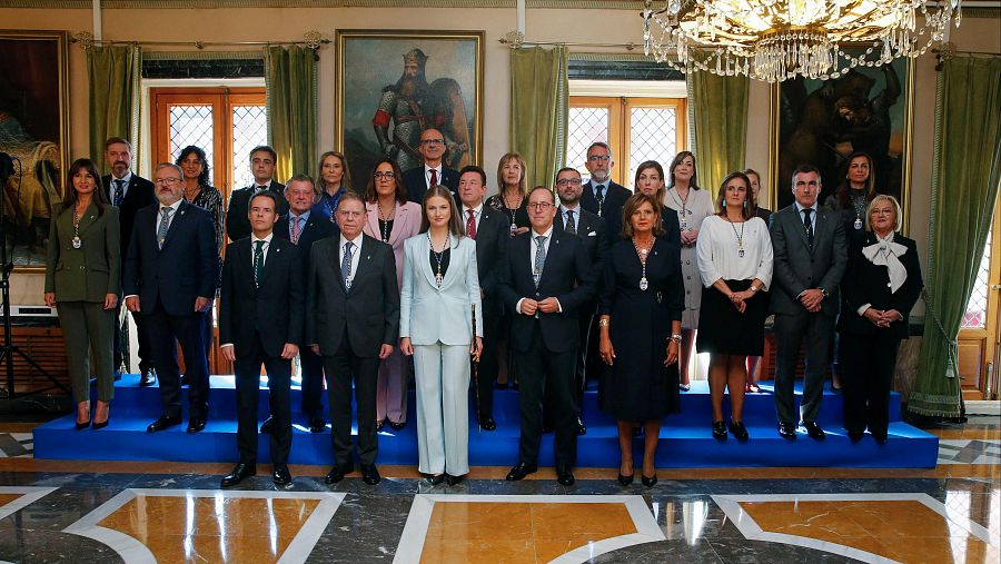 La princesa Leonor, acompañada, entre otros, por el alcalde de Oviedo, Alfredo Canteli