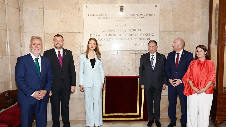 La princesa Leonor acompañada, entre otros, por el ministro Angel Víctor Torres y el presidente del Principado, Adrián Barbón