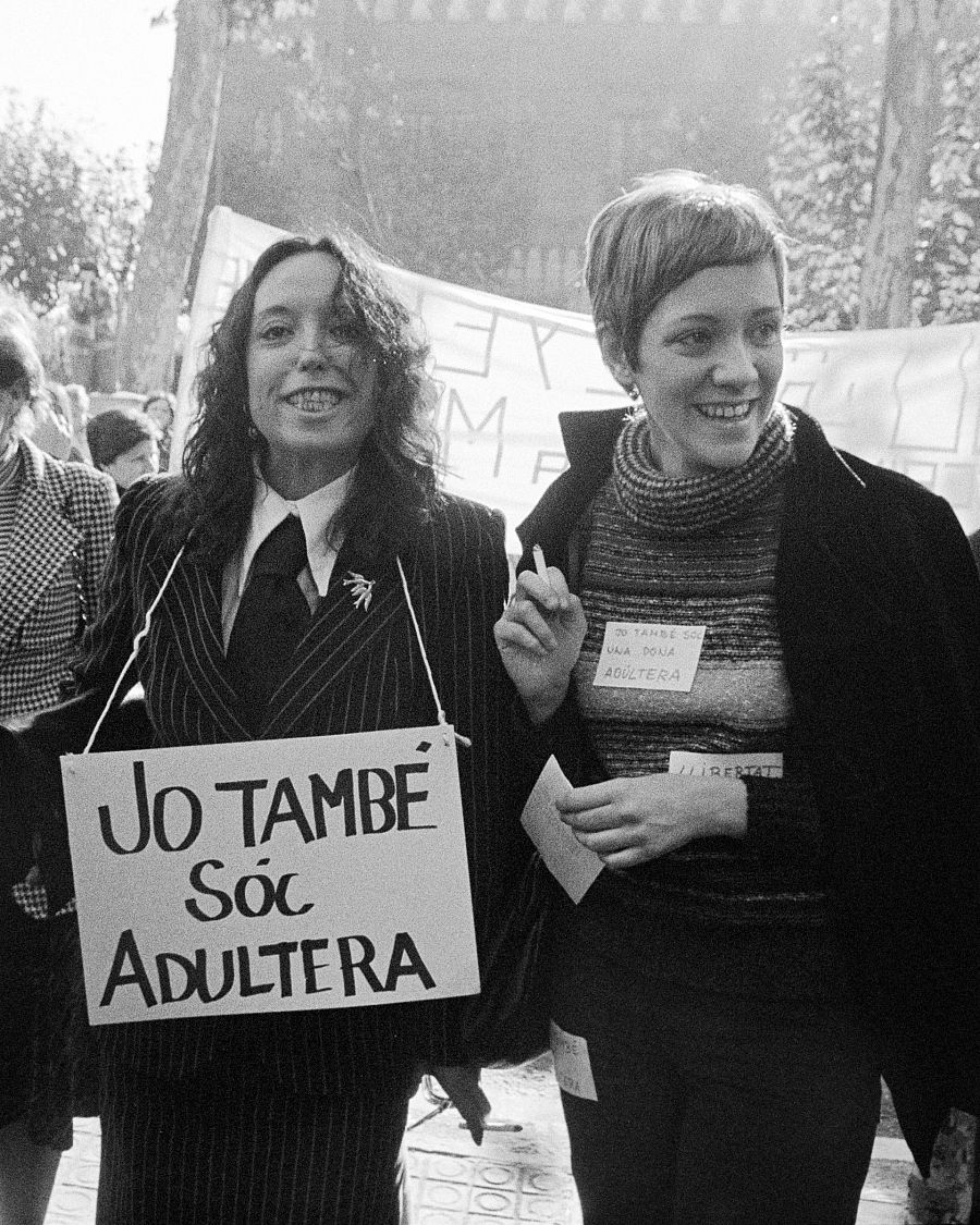 Manifestación en Barcelona con el cartel JO TAMBE SOC ADULTERA