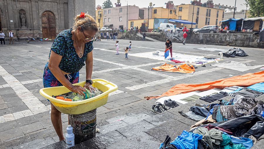 La vida cotidiana intenta abrirse camino precariamente en una plaza amenazada por la violencia.