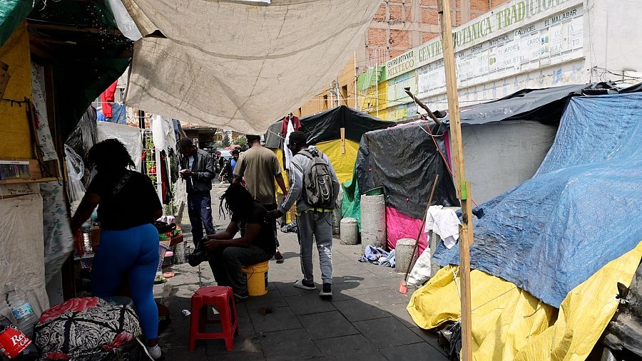 Además de personas de América Latina, migrantes africanos buscan un futuro en Estados Unidos y pasan por la plaza de la Soledad