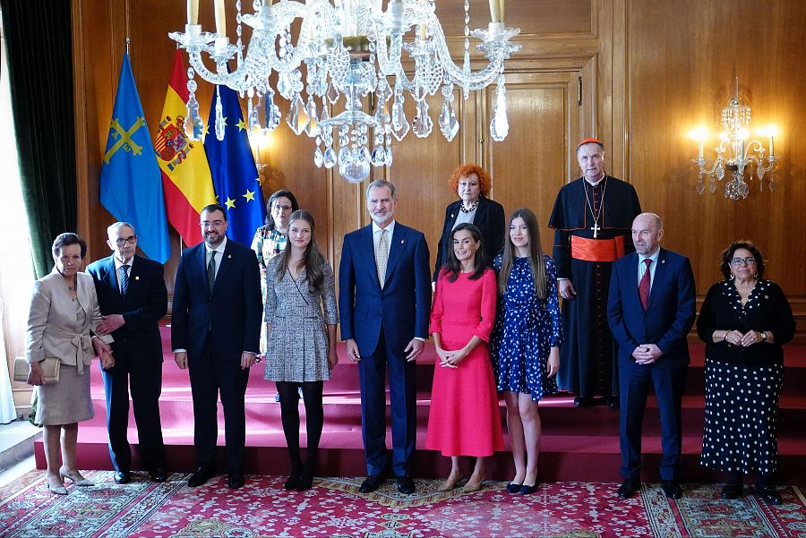 El presidente de Asturias, los reyes, la princesa y la infanta, junto a los galardonados con las Medallas de Asturias 2024