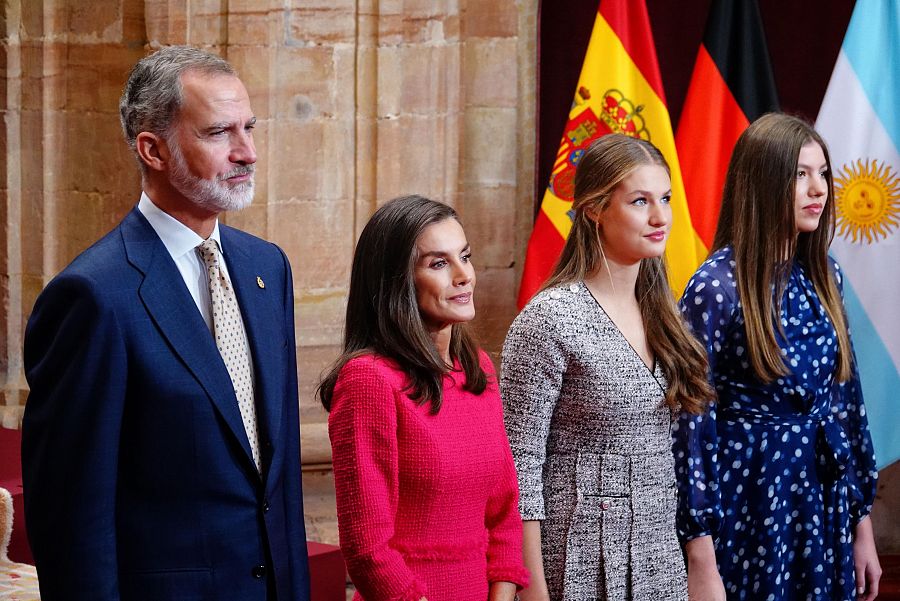 El rey Felipe VI, la reina Letizia, la Princesa Asturias, Leonor y la Infanta Sofia reciben a la audiencia en el Hotel Reconquista, ubicado en Oviedo