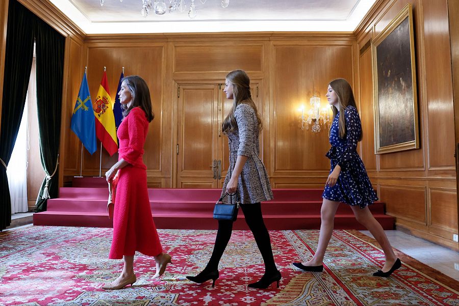 La reina Letizia, la princesa de Asturias, Leonor y la infanta Sofía antes de los Premios Fin de Grado 2023 de la Universidad de Oviedo