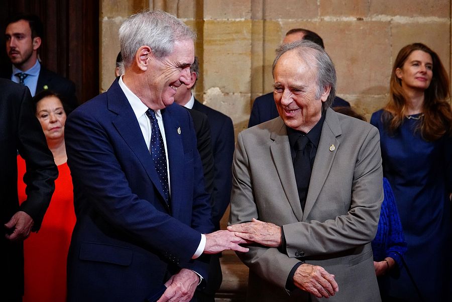 El escritor candaiense y expolitico, Michael Ignatieff junto al cantante Joan Manuel Serrat en el Hotel Reconquista