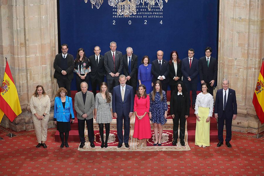 La familia real posa junto a los galardonados de los Premios Princesa de Asturias 2024 durante la audiencia en el Hotel Reconquista, ubicado en Oviedo