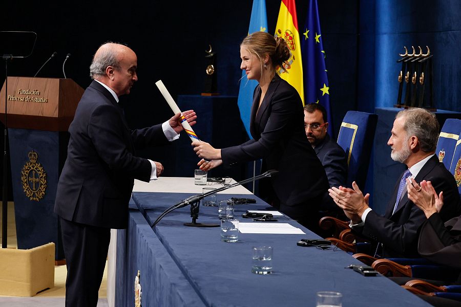 El secretario general de la Organización de Estados Iberoamericanos para la educación, la ciencia y la cultura (OEI), Mariano Jabonero, recibiendo el premio