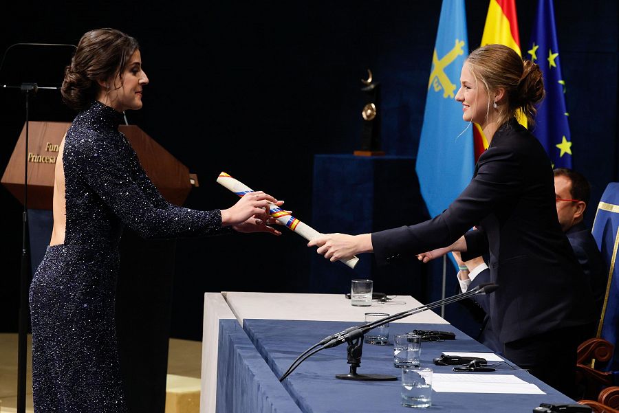 La jugadora española de bádminton, Carolina Marín, recogieno el Premio Princesa de Asturias 2024 de los Deportes