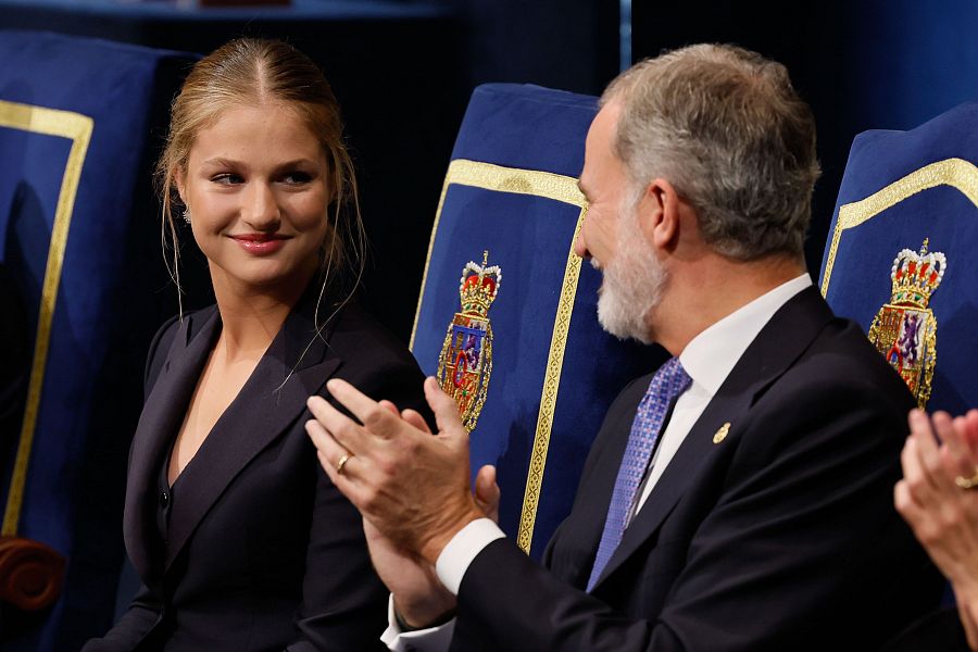 La princesa Leonor y el rey Felipe VI durante la ceremonia de los Premios Princesa de Asturias 2024