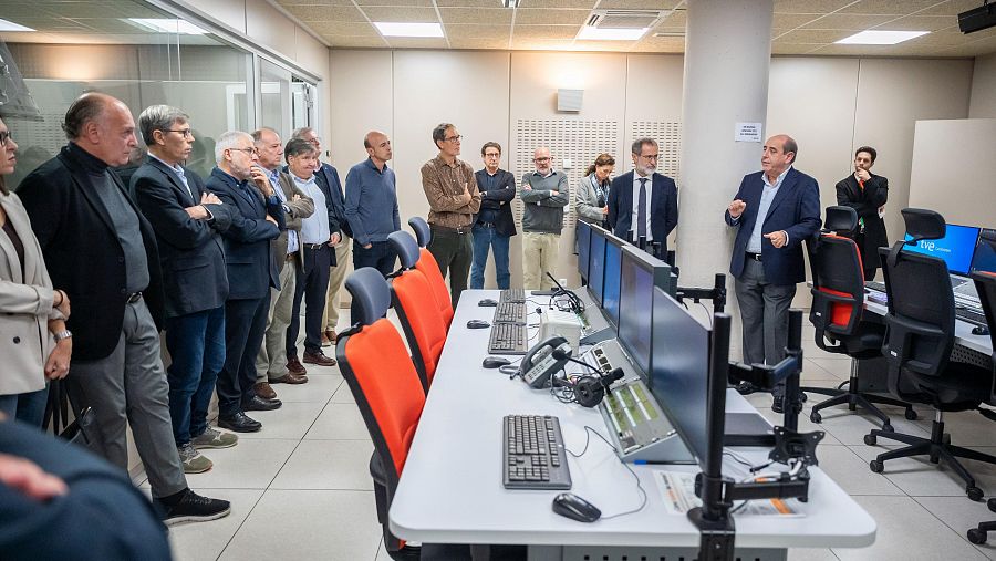 Visita guiada al control de l'estudi amb el cap de mitjans de RTVE Catalunya, Pedro Acosta