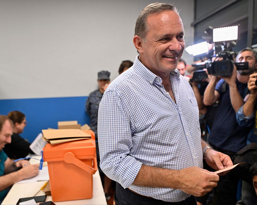 El candidato de Partido Nacional, Álvaro Delgado, en el colegio electoral