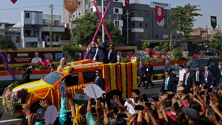 El presidente del Gobierno, Pedro Sánchez, recorre junto con el primer ministro indio, Narendra Modi, las calles de Vadodara (India).