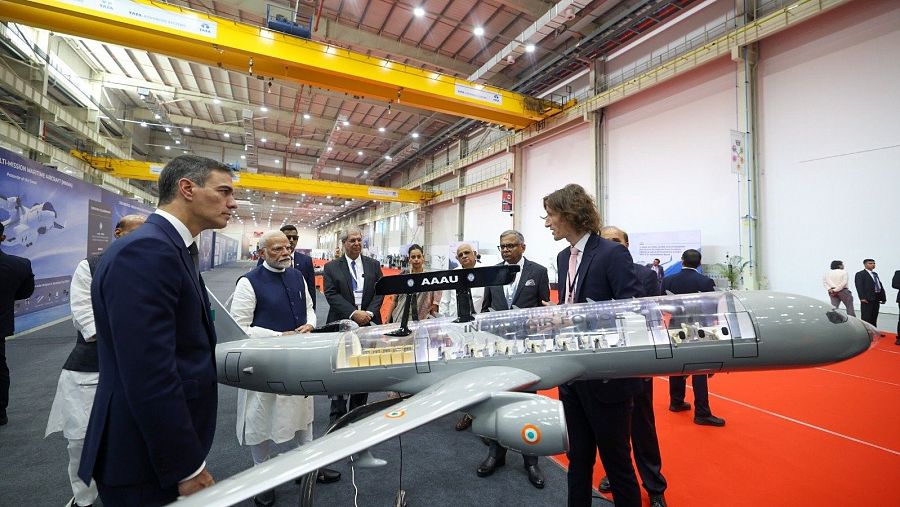 Sanchez visita las instalaciones aeronáuticas en Vadodara, India