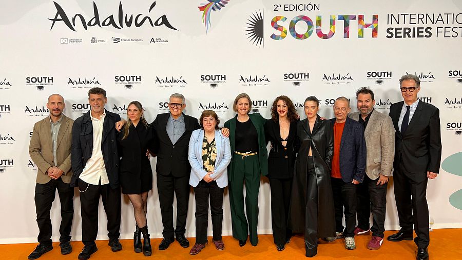 La presidenta de RTVE acompaña al equipo de 'Asuntos internos' en su estreno en Cádiz