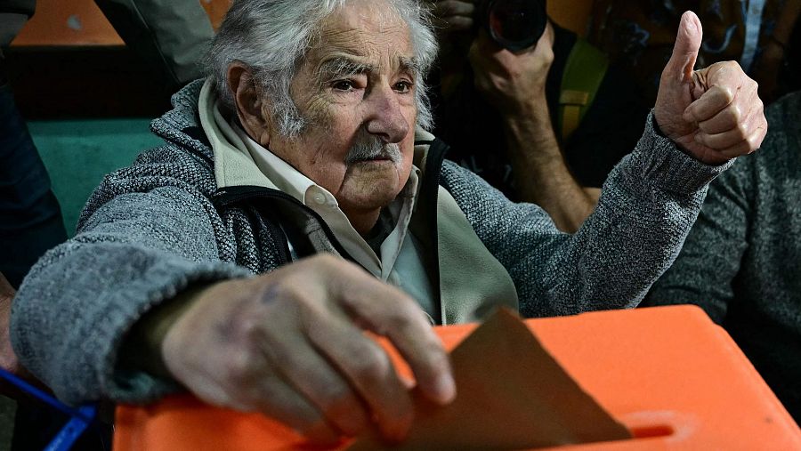 Mujica introduce su voto en la urna el pasado 27 de octubre en Montevideo, durante la primera vuelta de las elecciones presidenciales del país. Mujica, el referente de la izquierda latinoamericana que cautivó a diferentes generaciones: “Pepe cambió mi vida y la de mi familia”.
