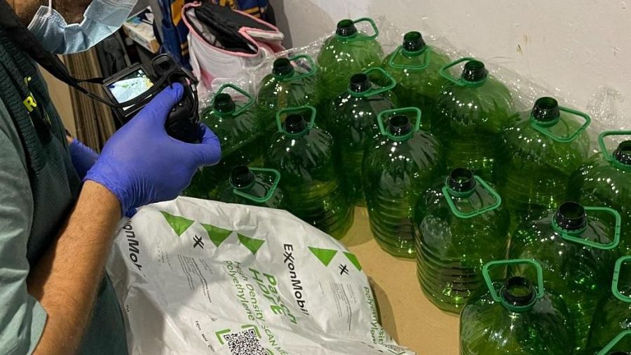 La Guardia Civil fotografía las garrafas de aceite de oliva virgen extra adulterado