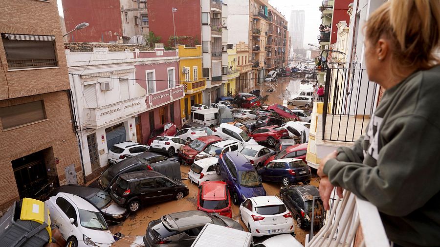 Coches apilados en una calle de Valencia