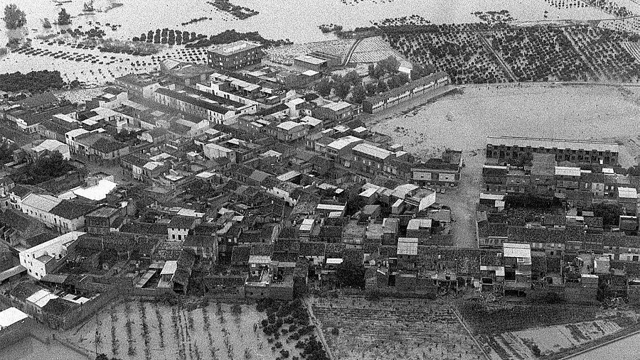 Vista panorámica de la ciudad de Alcira, totalmente inundada y que permanece incomunicada.Ésta ha sido la ciudad más afectada, era un inmenso lago de agua y fango con más de un metro de profundidad, coches volcados, puertas y ventanas retorcidas.Las intensas lluvias en el Levante español, provocaron la subida de nivel de las aguas del Júcar y la rotura de la Presa de Tous, una inmensa tromba de agua inició su carrera en busca del mar, arrasándolo todo a su paso