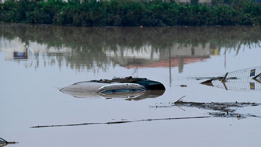 Un coche completamente inundado