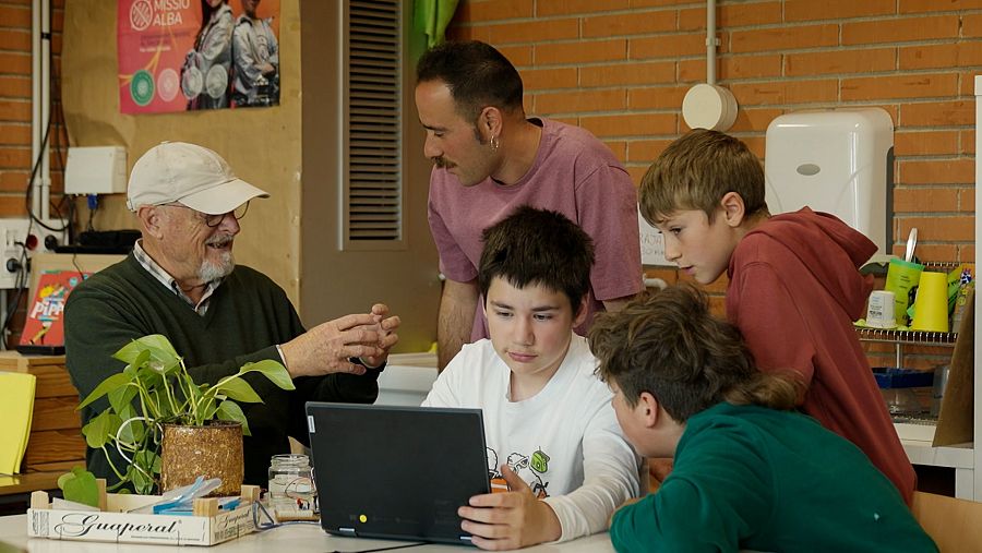 Joaquín Jiménez amb uns alumnes de l'escola, a 'En Router'