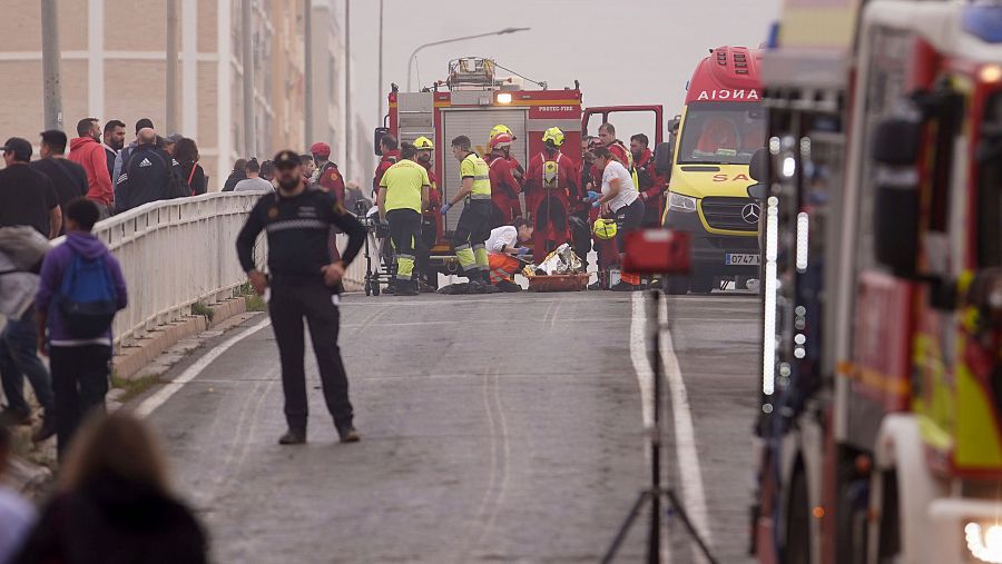 Una persona es atendida por los servicios de emergencia