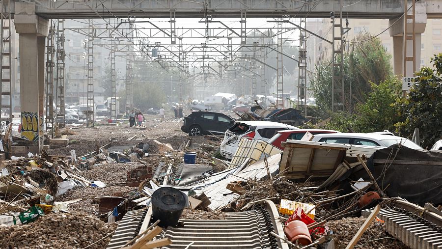 Vías del tren destrozadas