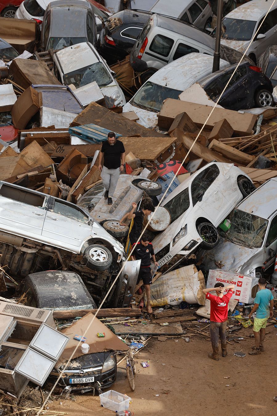 Vehículos amontonados en una calle tras las intensas lluvias de la dana