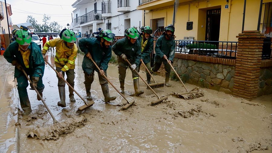 El personal de la Junta de Andalucía haciendo labores de limpieza tras el paso de la dana dana en Málaga