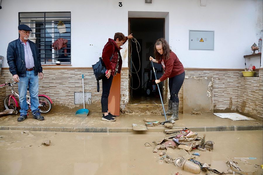 Los vecinos de Cártama, pueblo de la provincia de Málaga, limpian sus hogares