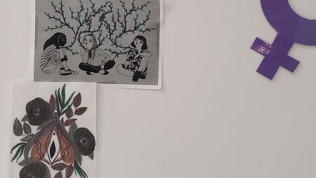 Mensajes feministas decoran las paredes del centro