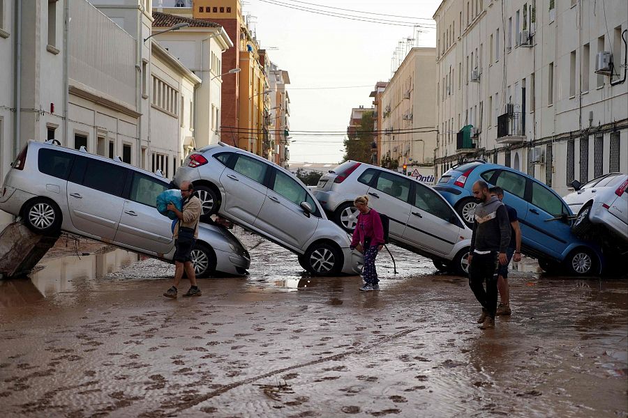 Coches utilizados como barricadas para reprimir la cantidad y fuerza del agua en Sedaví, municipio de Valencia