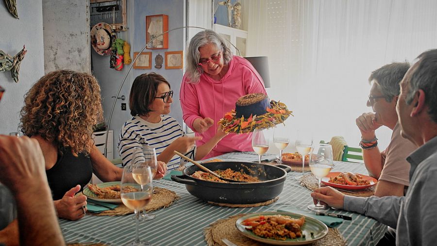 Sílvia Abril a casa la Cristina a punt per menjar arròs a la sitgetana