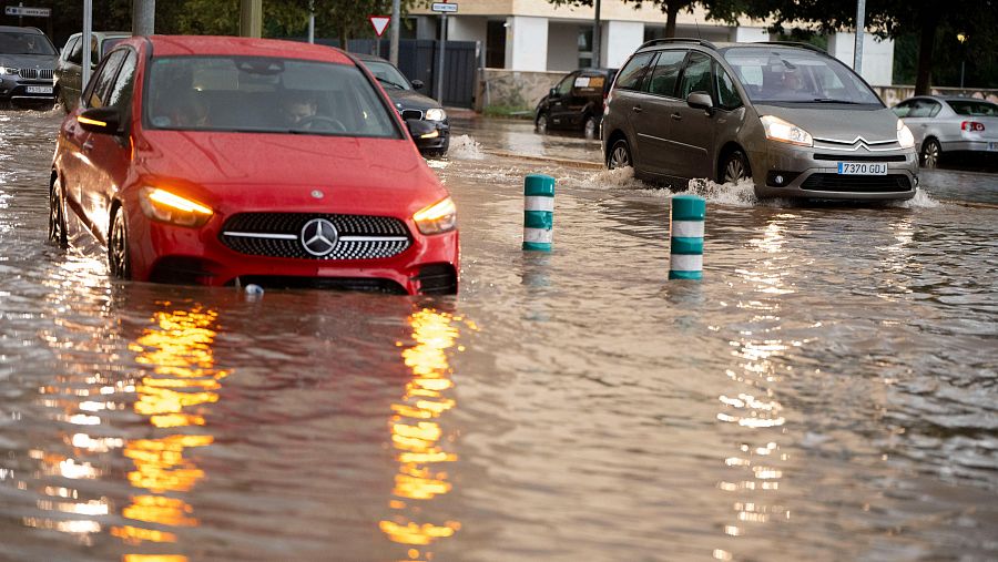 Imagen de la Avenida Casalduch, en Castellón de la Plana, anegada por las aguas.  Tráfico recomienda no circular por ninguna carretera en Valencia mientras el AVE tardará semanas en recuperarse.