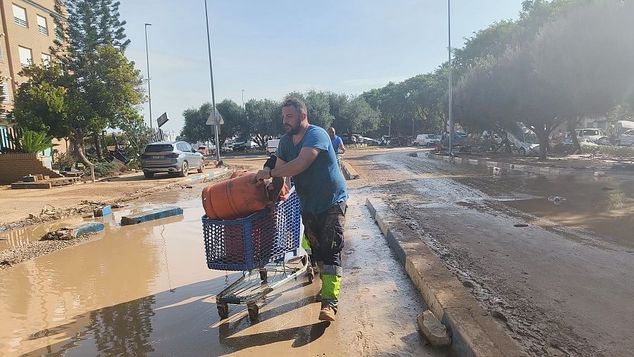 Los equipos de emergencia ayudan en las labores de rescate y limpieza