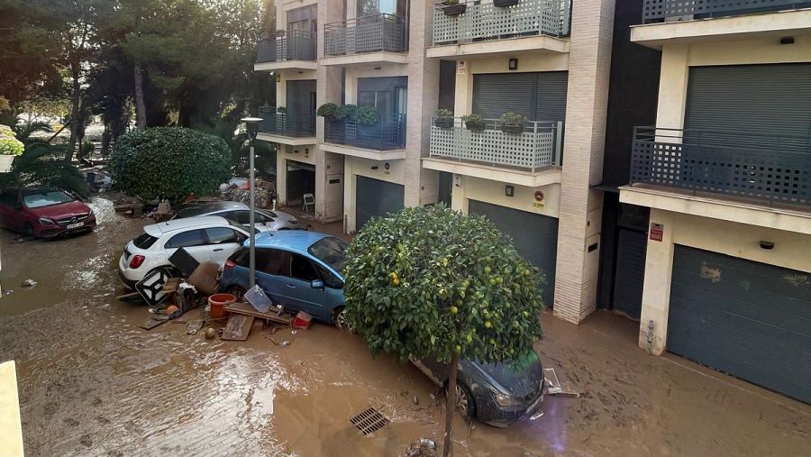 Una de las calles peatonales de Massanassa, repleta de vehículos