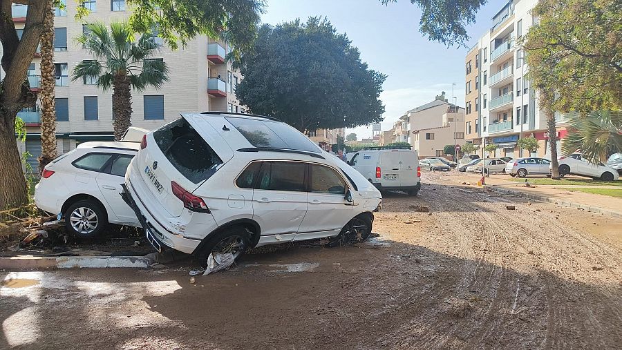 Una de las entradas a la localidad, completamente enfangada