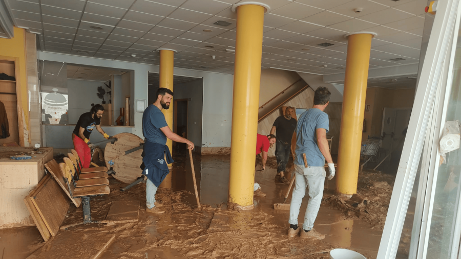 Los vecinos de Massanassa se implican en las labores de limpieza en una devastada residencia de ancianos