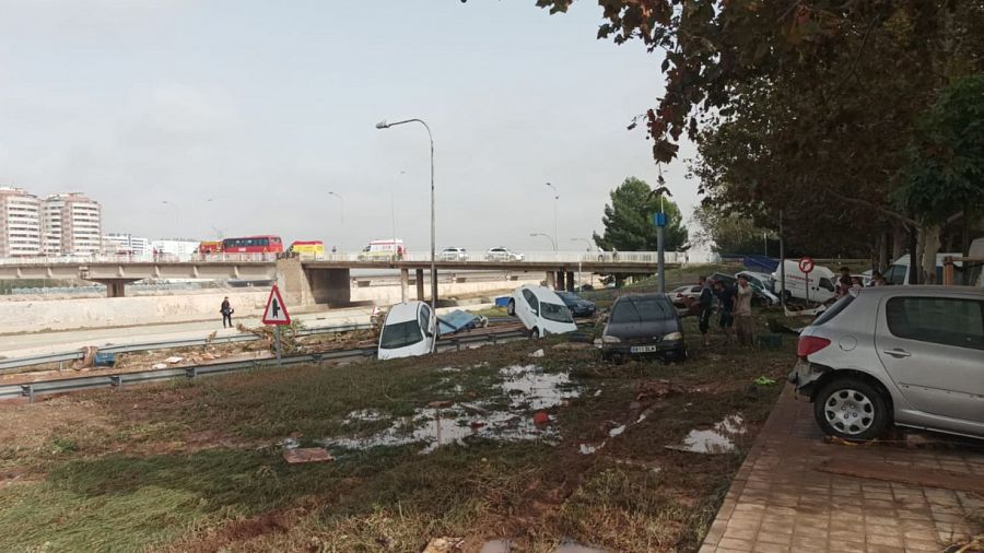 Un puente de unos 200 metros separa la tragedia de la “normalidad