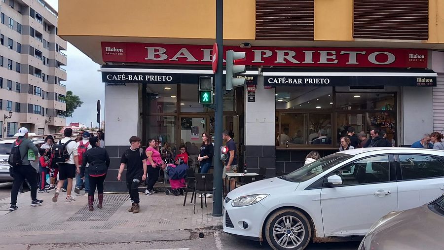 Un puente de unos 200 metros separa la tragedia de la “normalidad