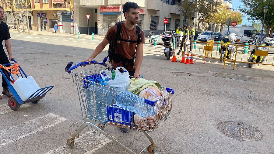 Un puente de unos 200 metros separa la tragedia de la “normalidad