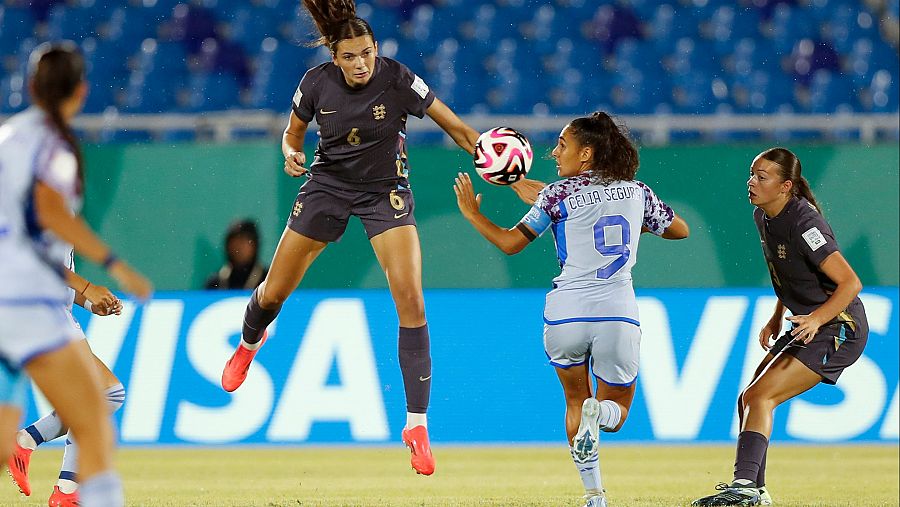 Celia Segura (d) de España disputa un balón con Cecily Margaret Wellesley de Inglaterra