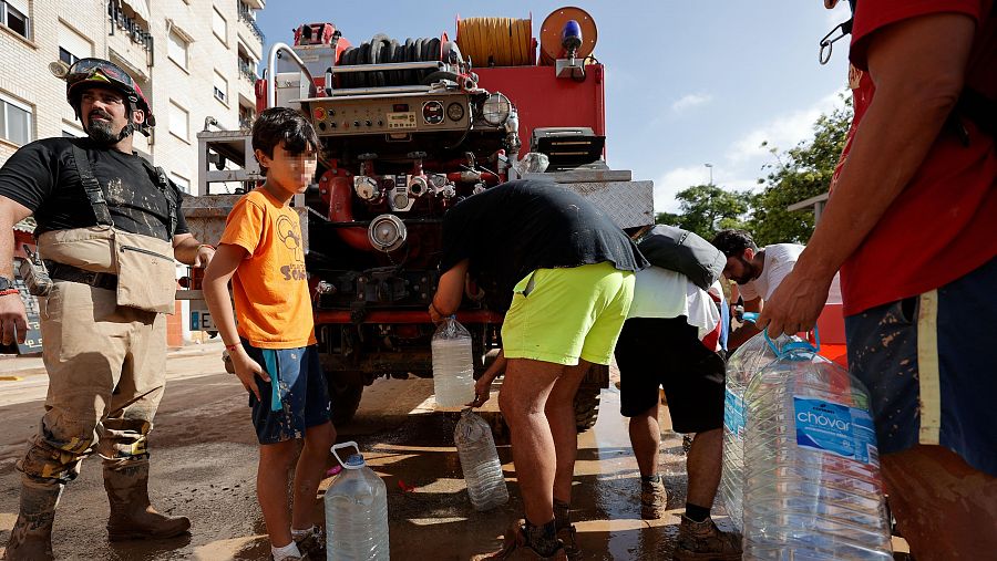 Vecinos de Paiporta recogen agua potable de un camión de la UME